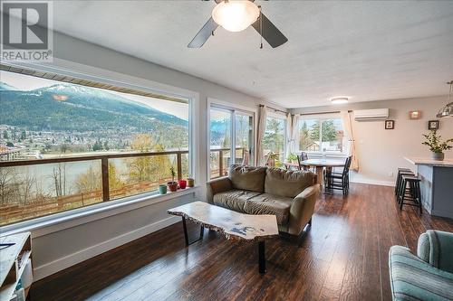 628 Johnstone Road, Nelson, BC - Indoor Photo Showing Living Room