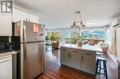 628 Johnstone Road, Nelson, BC - Indoor Photo Showing Kitchen