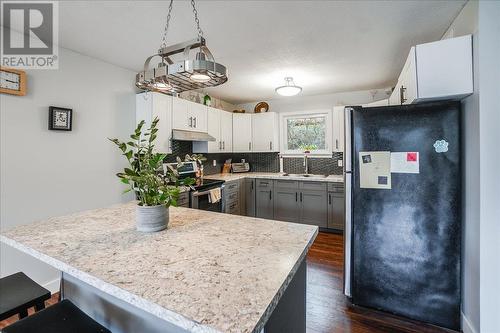 628 Johnstone Road, Nelson, BC - Indoor Photo Showing Kitchen With Upgraded Kitchen