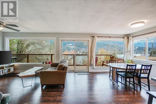 628 Johnstone Road, Nelson, BC - Indoor Photo Showing Living Room