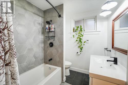 628 Johnstone Road, Nelson, BC - Indoor Photo Showing Bathroom