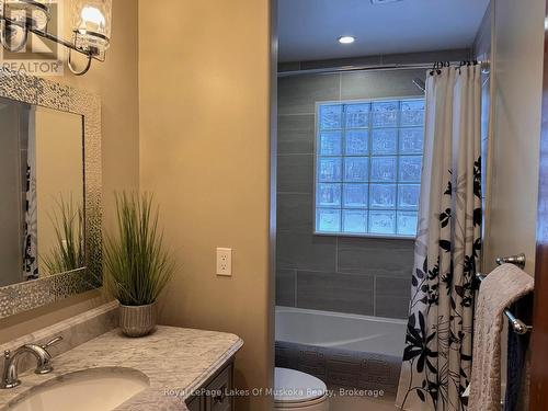 105 Wellington Street S, Gravenhurst (Muskoka (S)), ON - Indoor Photo Showing Bathroom