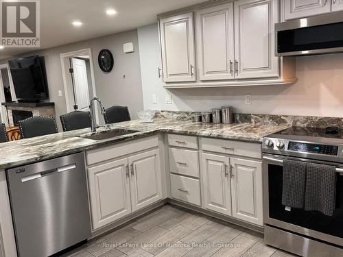 105 Wellington Street S, Gravenhurst (Muskoka (S)), ON - Indoor Photo Showing Kitchen With Upgraded Kitchen