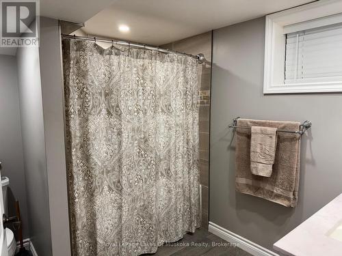 105 Wellington Street S, Gravenhurst (Muskoka (S)), ON - Indoor Photo Showing Bathroom