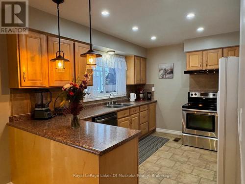 105 Wellington Street S, Gravenhurst (Muskoka (S)), ON - Indoor Photo Showing Kitchen With Double Sink