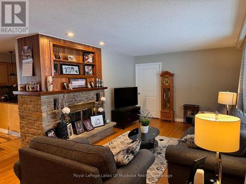 105 Wellington Street S, Gravenhurst (Muskoka (S)), ON - Indoor Photo Showing Living Room With Fireplace