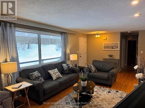 105 Wellington Street S, Gravenhurst (Muskoka (S)), ON - Indoor Photo Showing Living Room