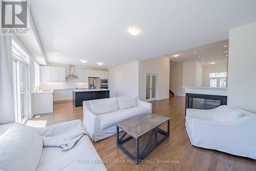 1211 Plymouth Drive, Oshawa, ON - Indoor Photo Showing Living Room