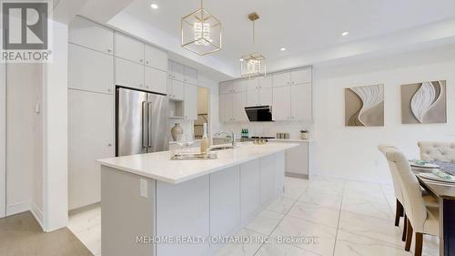 7 Fauchard Street, Richmond Hill, ON - Indoor Photo Showing Kitchen With Double Sink With Upgraded Kitchen