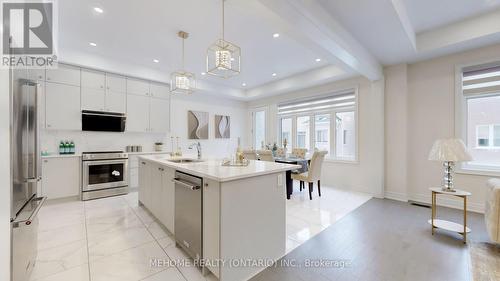 7 Fauchard Street, Richmond Hill, ON - Indoor Photo Showing Kitchen With Upgraded Kitchen