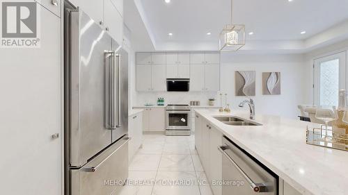 7 Fauchard Street, Richmond Hill, ON - Indoor Photo Showing Kitchen With Double Sink With Upgraded Kitchen