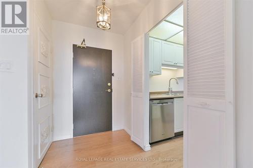 808 - 820 Burnhamthorpe Road, Toronto, ON - Indoor Photo Showing Kitchen