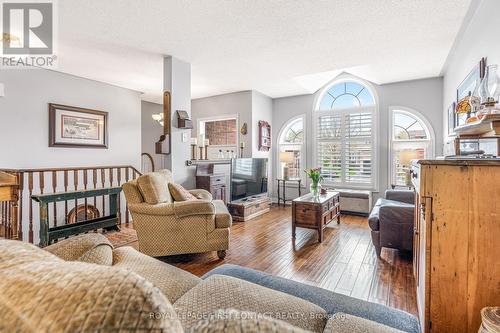 112 Crompton Drive, Barrie, ON - Indoor Photo Showing Living Room