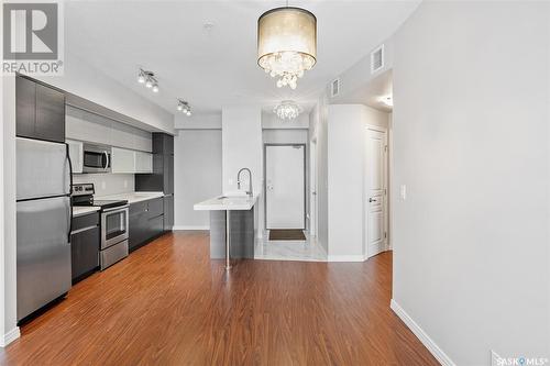 214 225 Maningas Bend, Saskatoon, SK - Indoor Photo Showing Kitchen With Stainless Steel Kitchen With Upgraded Kitchen