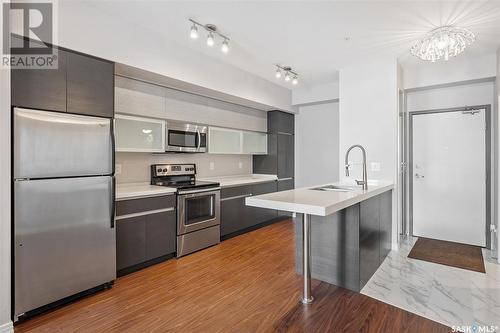 214 225 Maningas Bend, Saskatoon, SK - Indoor Photo Showing Kitchen With Stainless Steel Kitchen With Upgraded Kitchen