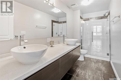 214 225 Maningas Bend, Saskatoon, SK - Indoor Photo Showing Bathroom