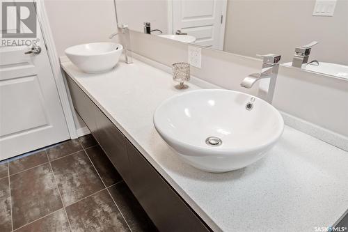 214 225 Maningas Bend, Saskatoon, SK - Indoor Photo Showing Bathroom