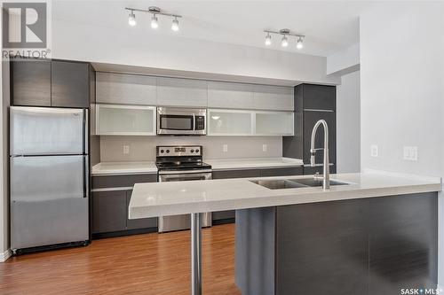 214 225 Maningas Bend, Saskatoon, SK - Indoor Photo Showing Kitchen With Stainless Steel Kitchen With Double Sink With Upgraded Kitchen