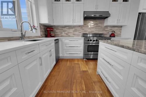 2217 Dauncey Crescent, London, ON - Indoor Photo Showing Kitchen With Upgraded Kitchen