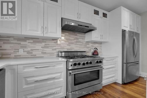 2217 Dauncey Crescent, London, ON - Indoor Photo Showing Kitchen With Upgraded Kitchen