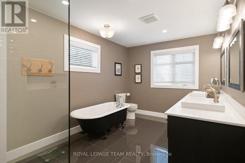 441 Hartleigh Avenue, Ottawa, ON - Indoor Photo Showing Bathroom