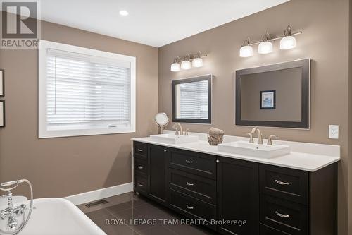 441 Hartleigh Avenue, Ottawa, ON - Indoor Photo Showing Bathroom