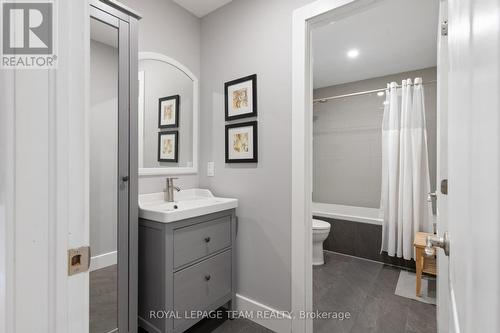 441 Hartleigh Avenue, Ottawa, ON - Indoor Photo Showing Bathroom