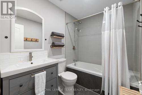 441 Hartleigh Avenue, Ottawa, ON - Indoor Photo Showing Bathroom