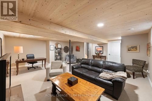 441 Hartleigh Avenue, Ottawa, ON - Indoor Photo Showing Living Room