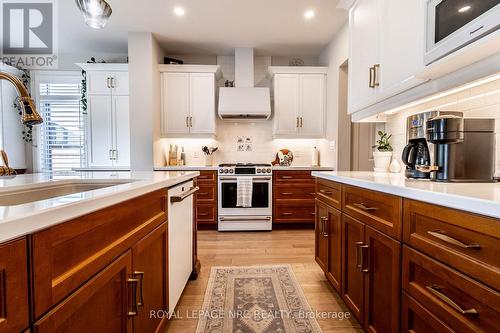 126 Susan Drive, Pelham (662 - Fonthill), ON - Indoor Photo Showing Kitchen With Upgraded Kitchen