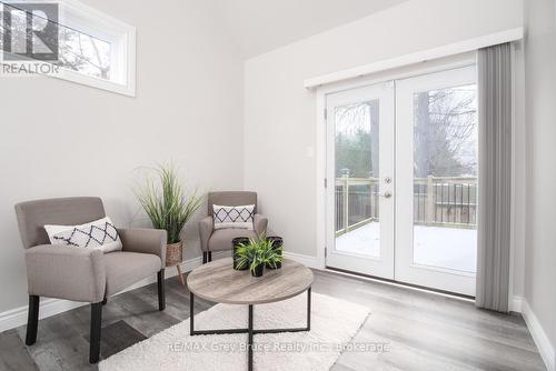 635 18Th Street E, Owen Sound, ON - Indoor Photo Showing Living Room