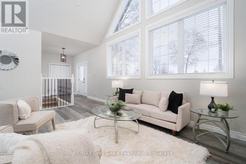 635 18Th Street E, Owen Sound, ON - Indoor Photo Showing Living Room