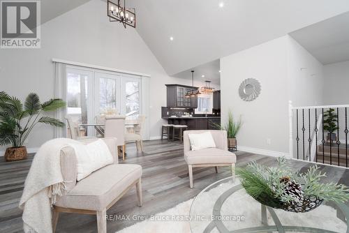 635 18Th Street E, Owen Sound, ON - Indoor Photo Showing Living Room