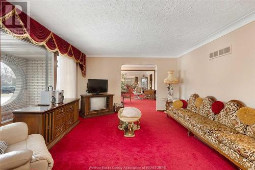 412 Mersea Rd 3, Leamington, ON - Indoor Photo Showing Living Room