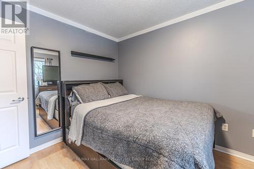 56 Draper Crescent, Barrie, ON - Indoor Photo Showing Bedroom