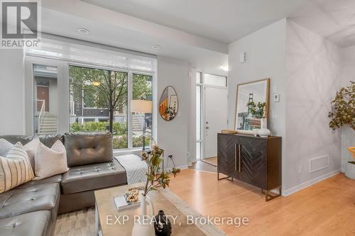 95 - 15 Applewood Lane, Toronto, ON - Indoor Photo Showing Living Room