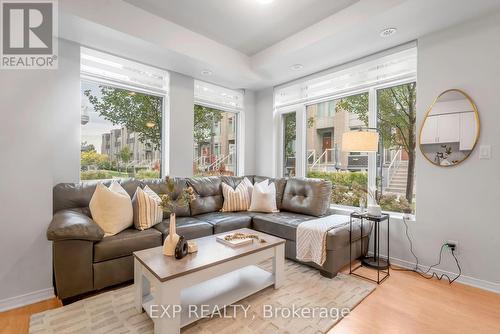 95 - 15 Applewood Lane, Toronto, ON - Indoor Photo Showing Living Room