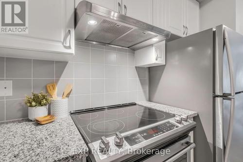 95 - 15 Applewood Lane, Toronto, ON - Indoor Photo Showing Kitchen