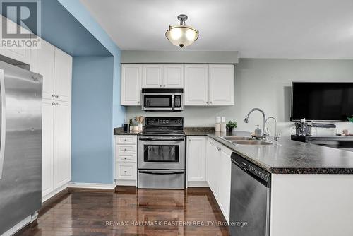 13 - 253 Sprucewood Crescent, Clarington (Bowmanville), ON - Indoor Photo Showing Kitchen With Double Sink