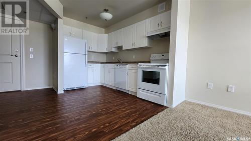 301 680 7Th Avenue E, Melville, SK - Indoor Photo Showing Kitchen