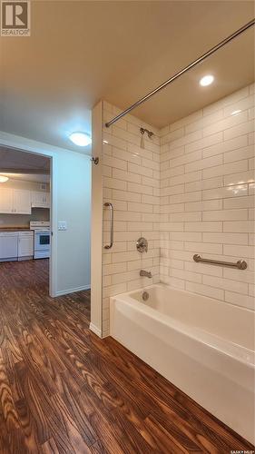 301 680 7Th Avenue E, Melville, SK - Indoor Photo Showing Bathroom