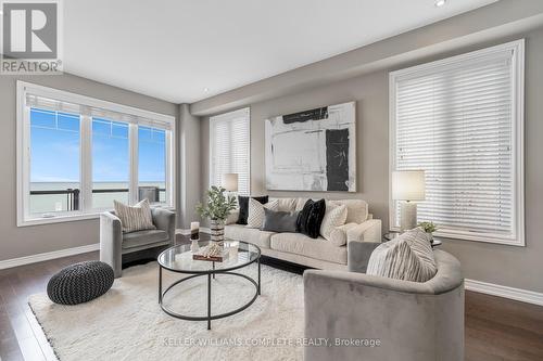 28 Pierre Trudeau Lane, Grimsby, ON - Indoor Photo Showing Living Room