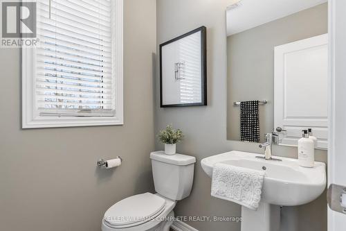 28 Pierre Trudeau Lane, Grimsby, ON - Indoor Photo Showing Bathroom