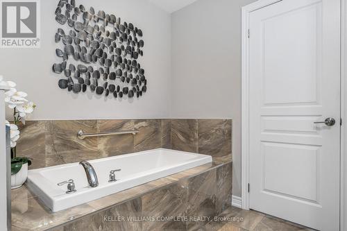 28 Pierre Trudeau Lane, Grimsby, ON - Indoor Photo Showing Bathroom