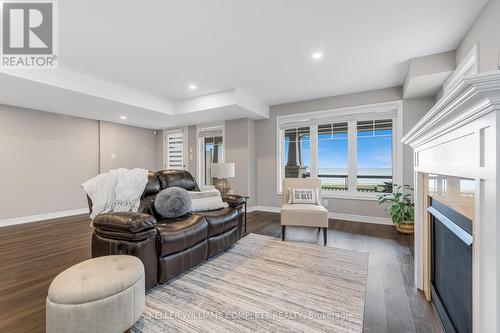 28 Pierre Trudeau Lane, Grimsby, ON - Indoor Photo Showing Living Room