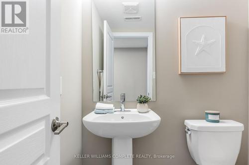 28 Pierre Trudeau Lane, Grimsby, ON - Indoor Photo Showing Bathroom