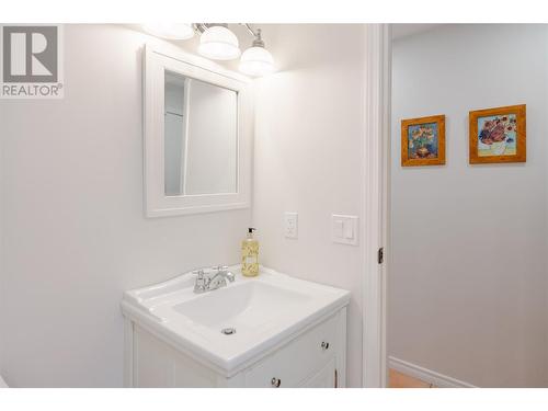 Main floor full bathroom with a shower - 600 Welke Road, Kelowna, BC 