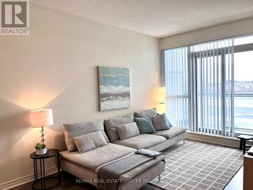 718 - 349 Rathburn Road W, Mississauga, ON - Indoor Photo Showing Living Room