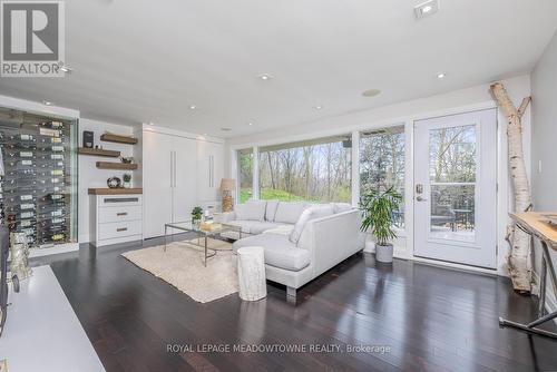 1 Terry Court, Halton Hills, ON - Indoor Photo Showing Living Room