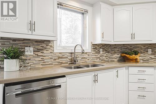 52 - 1150 Skyview Drive, Burlington, ON - Indoor Photo Showing Kitchen With Double Sink With Upgraded Kitchen